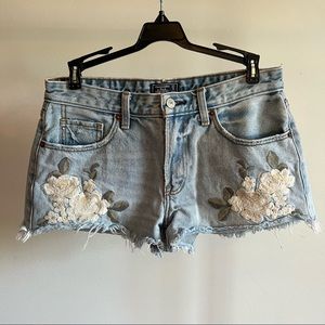 ABERCROMBIE & FITCH HARPER LOW RISE EMBROIDERED FLORAL JEAN SHORTS • SIZE 4 w27